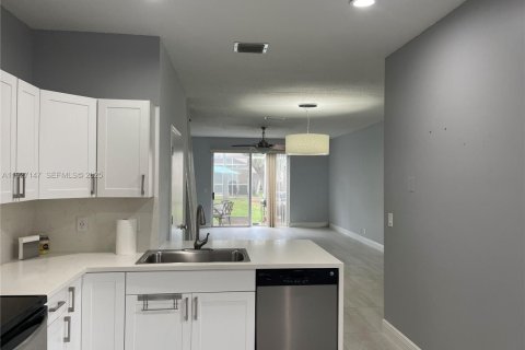 Снять в аренду таунхаус в Уэстон, Флорида 3 спальни, 136.47м2, № 1985994 - фото 2