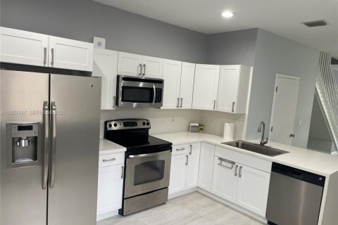 Снять в аренду таунхаус в Уэстон, Флорида 3 спальни, 136.47м2, № 1985994 - фото 3