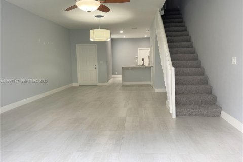 Снять в аренду таунхаус в Уэстон, Флорида 3 спальни, 136.47м2, № 1985994 - фото 6