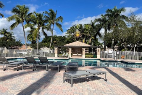 Снять в аренду таунхаус в Уэстон, Флорида 3 спальни, 136.47м2, № 1985994 - фото 30