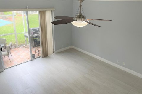 Снять в аренду таунхаус в Уэстон, Флорида 3 спальни, 136.47м2, № 1985994 - фото 7