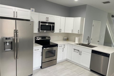 Снять в аренду таунхаус в Уэстон, Флорида 3 спальни, 136.47м2, № 1985994 - фото 1