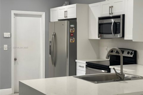 Снять в аренду таунхаус в Уэстон, Флорида 3 спальни, 136.47м2, № 1985994 - фото 4