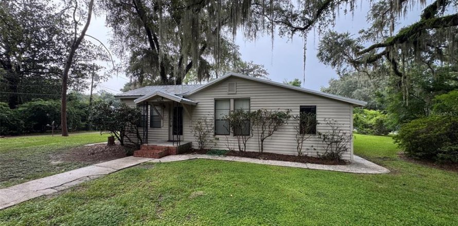 House in Gainesville, Florida 3 bedrooms, 164.81 sq.m. № 2209863