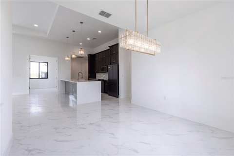 House in Cape Coral, Florida 4 bedrooms, 160.91 sq.m. № 1798693 - photo 15