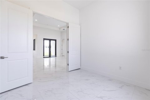 House in Cape Coral, Florida 4 bedrooms, 160.91 sq.m. № 1798693 - photo 18