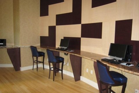 Снять в аренду кондоминиум в Холливуд, Флорида 1 спальня, 64.1м2, № 1991460 - фото 22