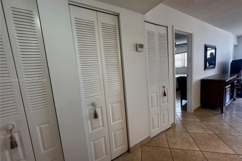 Condo in Hallandale Beach, Florida, 1 bedroom  № 2027549 - photo 18