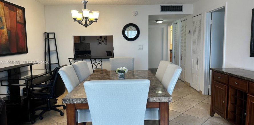 Condo in Hallandale Beach, Florida, 1 bedroom  № 2027549