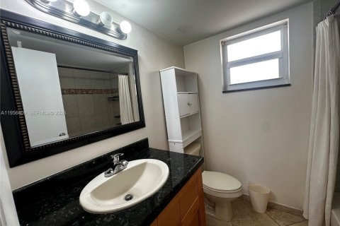 Condo in Hallandale Beach, Florida, 1 bedroom  № 2027549 - photo 21