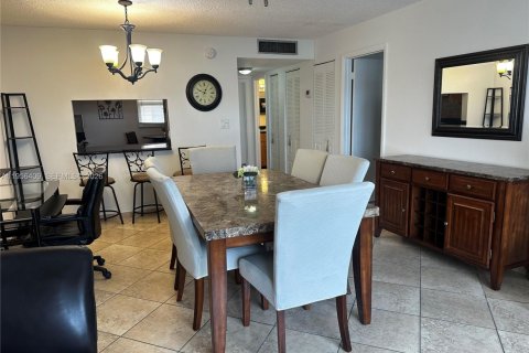 Condo in Hallandale Beach, Florida, 1 bedroom  № 2027549 - photo 3