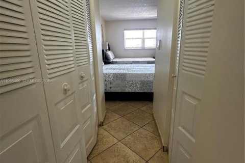 Condo in Hallandale Beach, Florida, 1 bedroom  № 2027549 - photo 24