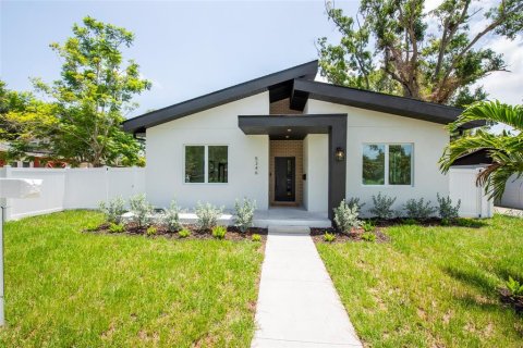 House in Saint Petersburg, Florida 4 bedrooms, 183.48 sq.m. № 2231193