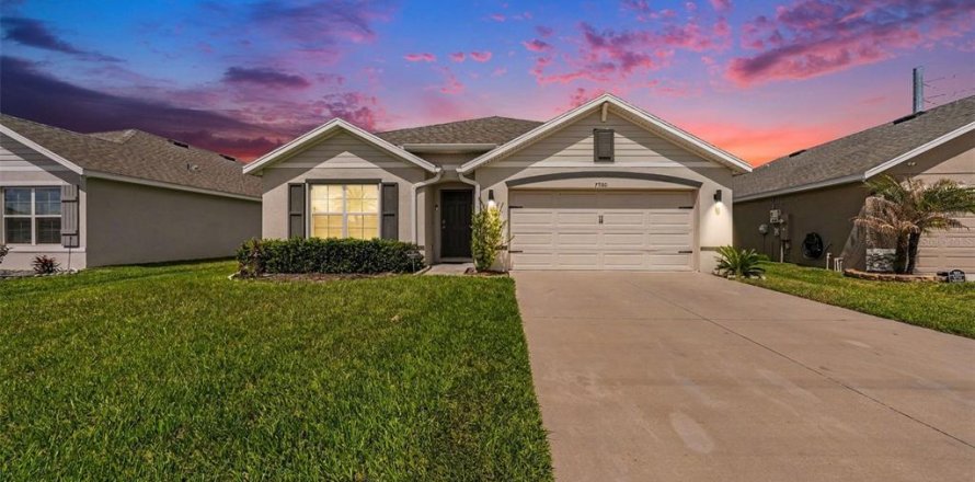 House in Zephyrhills, Florida 4 bedrooms, 171.5 sq.m. № 2156359