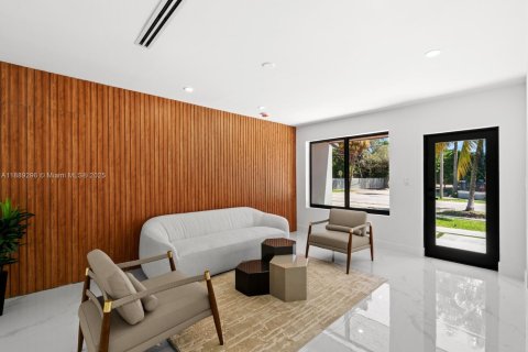 House in Miami, Florida 5 bedrooms № 1943835 - photo 4