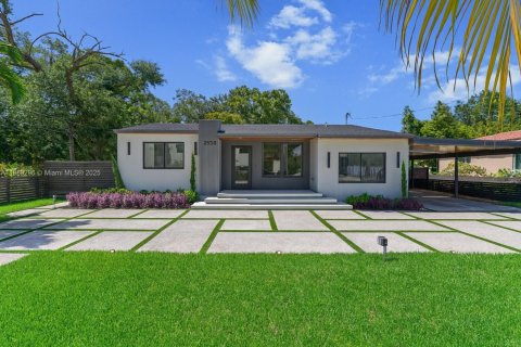House in Miami, Florida 5 bedrooms № 1943835 - photo 1