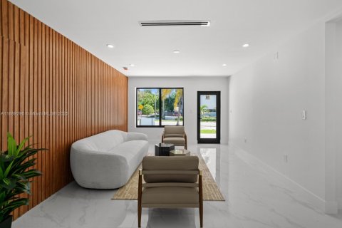 House in Miami, Florida 5 bedrooms № 1943835 - photo 3