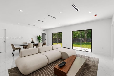 House in Miami, Florida 5 bedrooms № 1943835 - photo 7