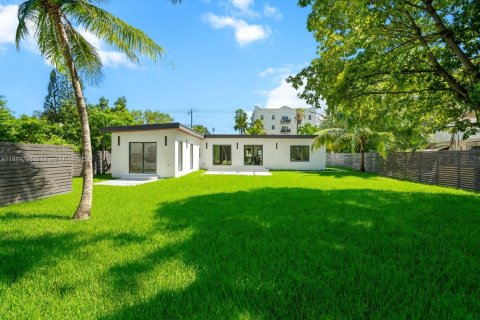 House in Miami, Florida 5 bedrooms № 1943835 - photo 2