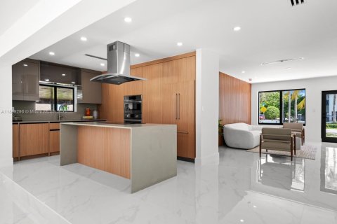 House in Miami, Florida 5 bedrooms № 1943835 - photo 5