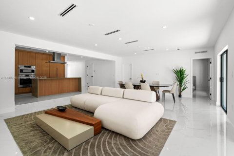 House in Miami, Florida 5 bedrooms № 1943835 - photo 6