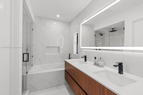 House in Miami, Florida 5 bedrooms № 1943835 - photo 9