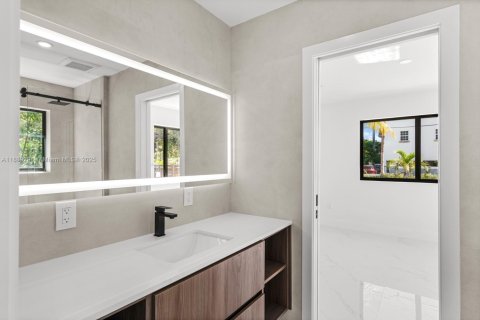 House in Miami, Florida 5 bedrooms № 1943835 - photo 11