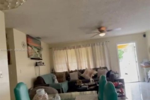 House in Miami Gardens, Florida 4 bedrooms, 141.95 sq.m. № 1983960 - photo 2