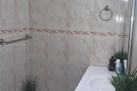 House in Miami Gardens, Florida 4 bedrooms, 141.95 sq.m. № 1983960 - photo 5