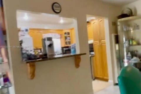 House in Miami Gardens, Florida 4 bedrooms, 141.95 sq.m. № 1983960 - photo 3