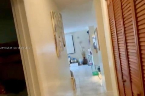 House in Miami Gardens, Florida 4 bedrooms, 141.95 sq.m. № 1983960 - photo 4