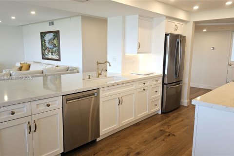 Condo in Boca Raton, Florida, 2 bedrooms № 2070543 - photo 12