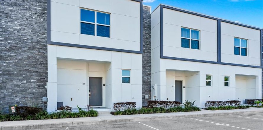 Townhouse in Davenport, Florida 4 bedrooms, 155.24 sq.m. № 2213889
