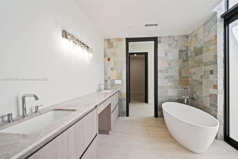 Купить виллу или дом в Майами, Флорида 4 спальни, 390.19м2, № 2017222 - фото 18