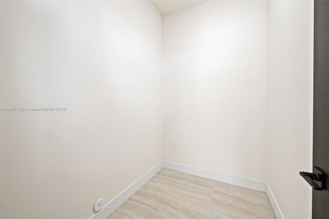 Купить виллу или дом в Майами, Флорида 4 спальни, 390.19м2, № 2017222 - фото 28