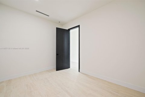 Купить виллу или дом в Майами, Флорида 4 спальни, 390.19м2, № 2017222 - фото 16