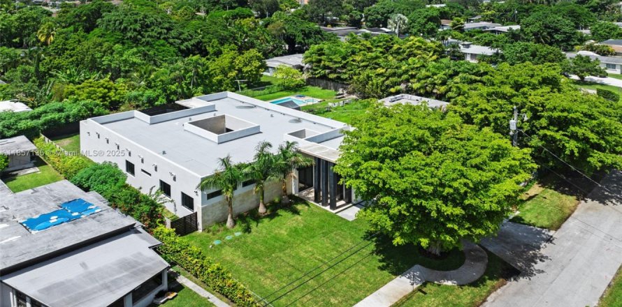 Дом в Майами, Флорида 4 спальни, 390.19м2 № 2017222