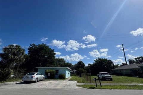 Купить коммерческую недвижимость в Делрей-Бич, Флорида 111.48м2, № 1955646 - фото 2