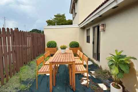 Touwnhouse à vendre à Hialeah, Floride: 2 chambres, 92.07 m2 № 1931368 - photo 11