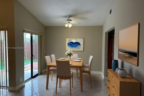Touwnhouse à vendre à Hialeah, Floride: 2 chambres, 92.07 m2 № 1931368 - photo 3