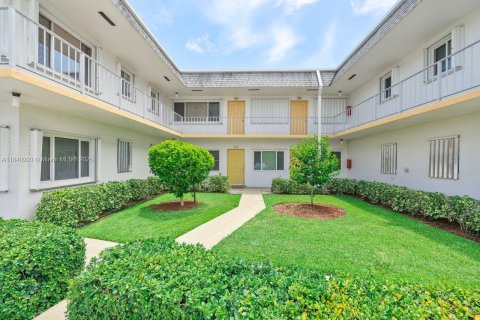 Condo in Lake Worth, Florida, 1 bedroom  № 1842723 - photo 8