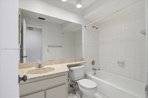 Villa ou maison à vendre à Hialeah, Floride: 2 chambres, 92.07 m2 № 1948476 - photo 16