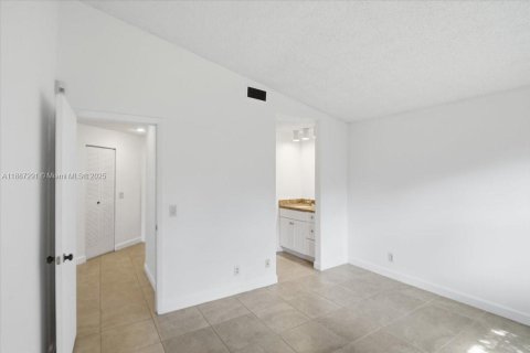 Villa ou maison à vendre à Hialeah, Floride: 2 chambres, 92.07 m2 № 1948476 - photo 13