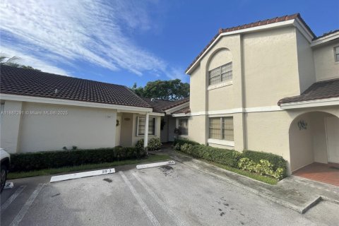 Villa ou maison à vendre à Hialeah, Floride: 2 chambres, 92.07 m2 № 1948476 - photo 1
