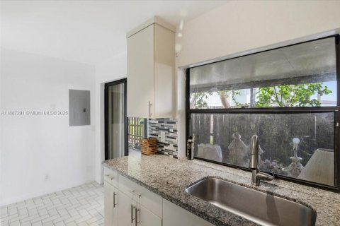 Villa ou maison à vendre à Hialeah, Floride: 2 chambres, 92.07 m2 № 1948476 - photo 22