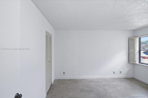 Villa ou maison à vendre à Hialeah, Floride: 2 chambres, 92.07 m2 № 1948476 - photo 18