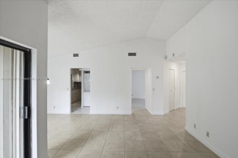 Villa ou maison à vendre à Hialeah, Floride: 2 chambres, 92.07 m2 № 1948476 - photo 11