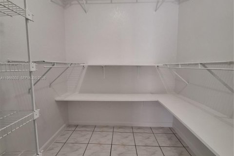 Снять в аренду таунхаус в Хомстед, Флорида 2 спальни, 88.35м2, № 2079128 - фото 11