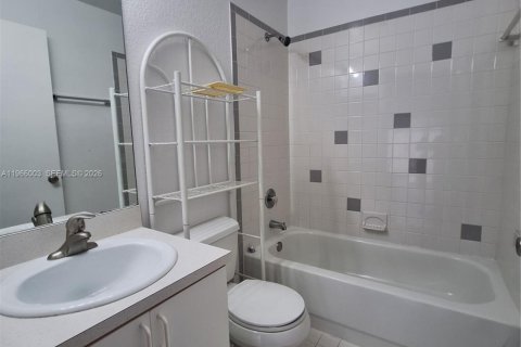 Снять в аренду таунхаус в Хомстед, Флорида 2 спальни, 88.35м2, № 2079128 - фото 12