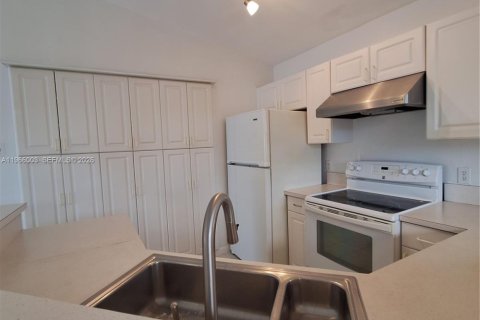 Снять в аренду таунхаус в Хомстед, Флорида 2 спальни, 88.35м2, № 2079128 - фото 8